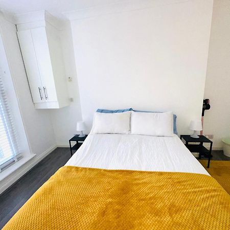 הייסטינגס A Modern 2 Bedroom Seaside Apartment מראה חיצוני תמונה